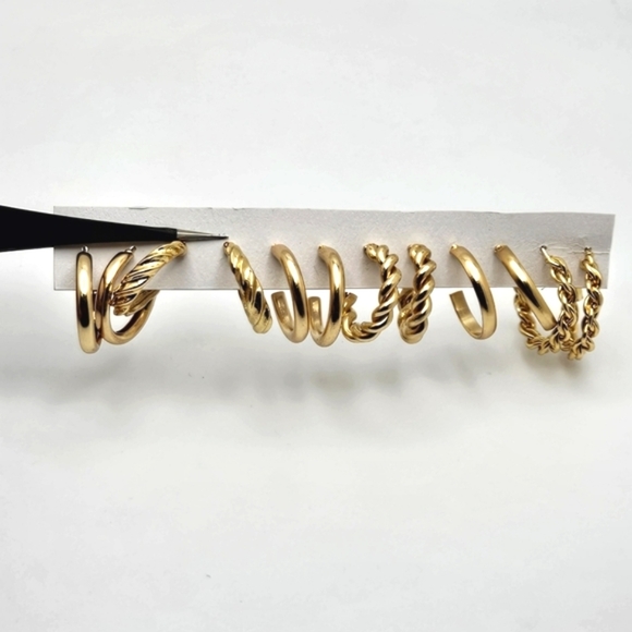 🟢3/$19🟢 Lot of 6 Pairs New Old Stock Gold Tone Hoop Earrings - Picture 1 of 3